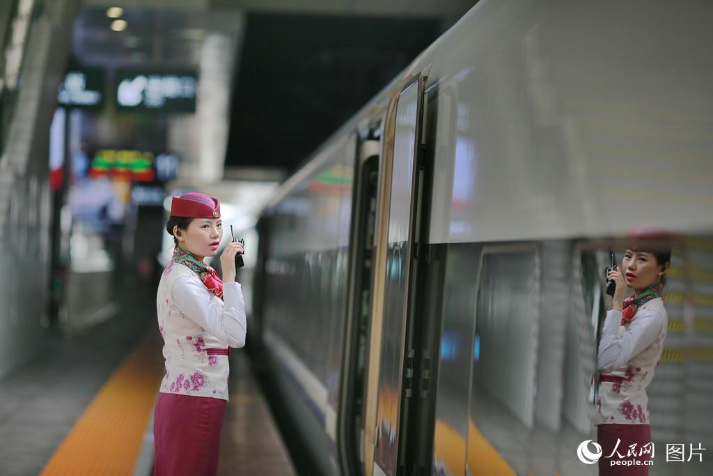 動車啟動前郭莉通過對講機與同事進行溝通。